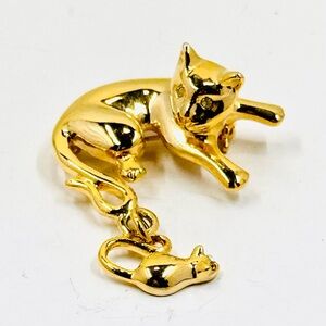 14k Gold Tone Cat with Articulated Dangling Mouse Brooch Pin 1.75” X 1.5”